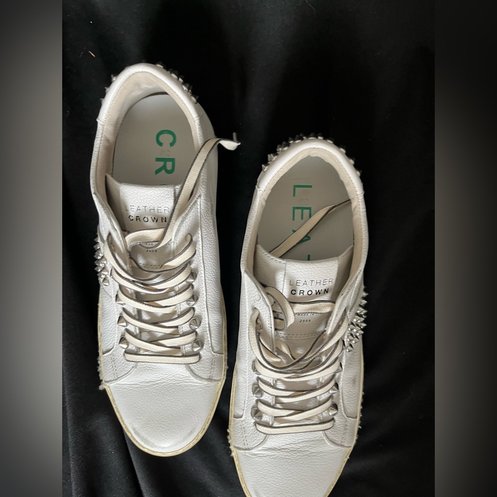 Leather crown stud shoes
